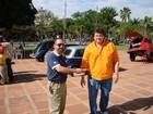 El presidente recibiendo unos regalos del club Citroen