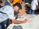 Cristhian Ronnebeck firmando el parabrisas de honor del club amigos del Citroen que conmemoraban los un a�o de vida
